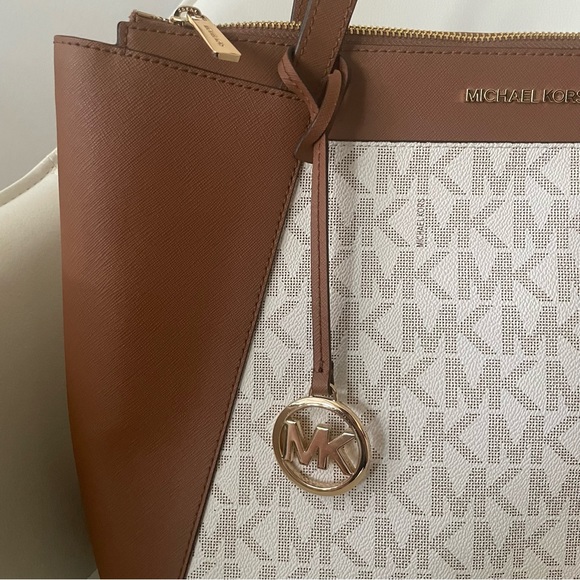 Michael Kors Shoulder Bag❗️CLOSET CLEAR OUT❗️PRICED TO SELL - Picture 8 of 11